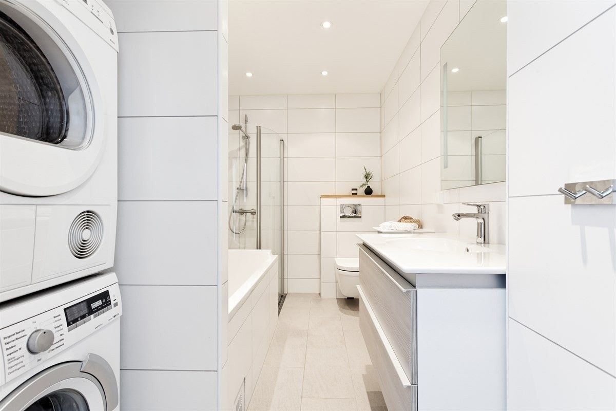 Det er opplegg for både vaskemaskin og tørketrommel på badet. Galleribilde