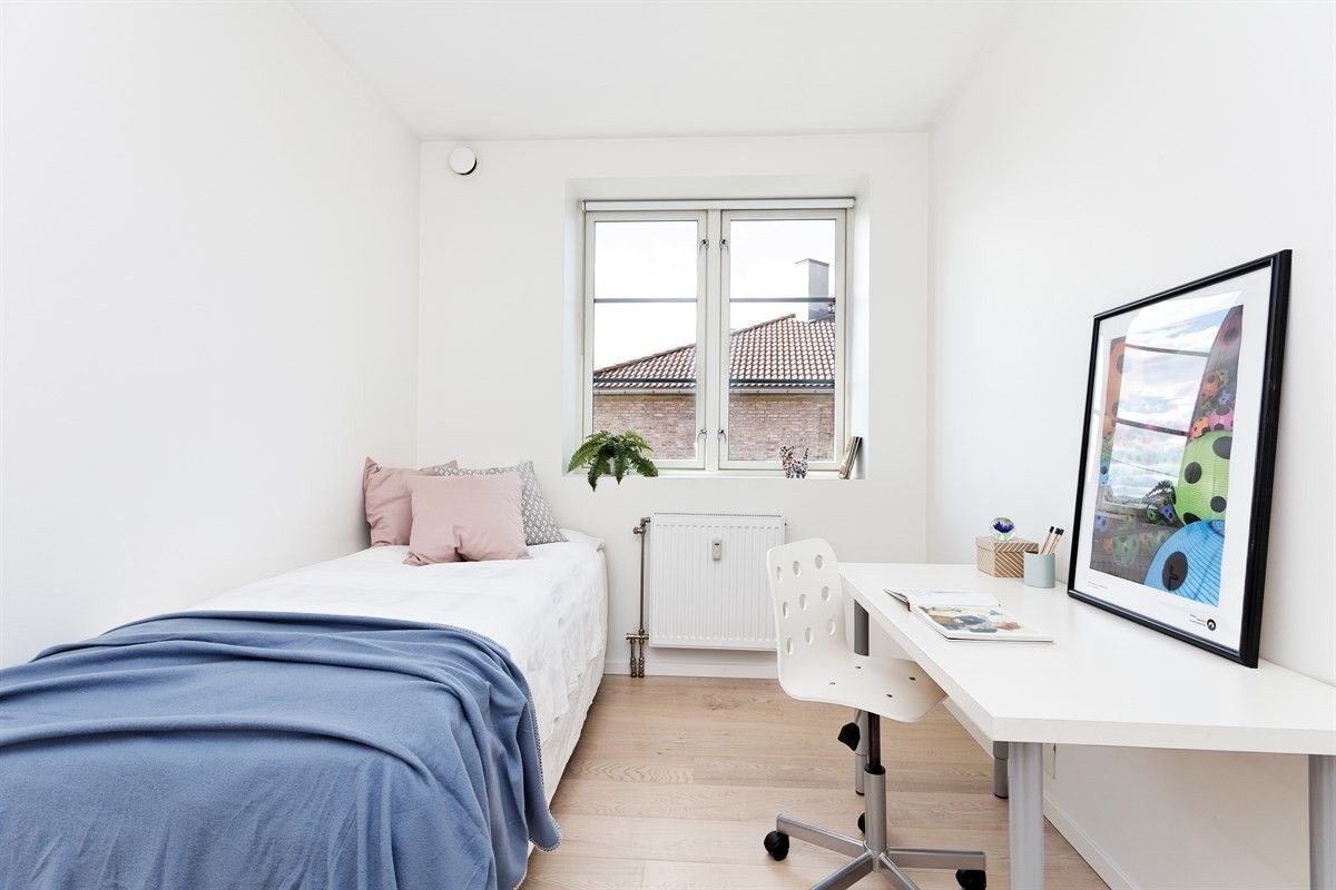 Soverom II er også lyst og pent, og har plass til seng og skrivebord, eller garderobemøblement. Galleribilde