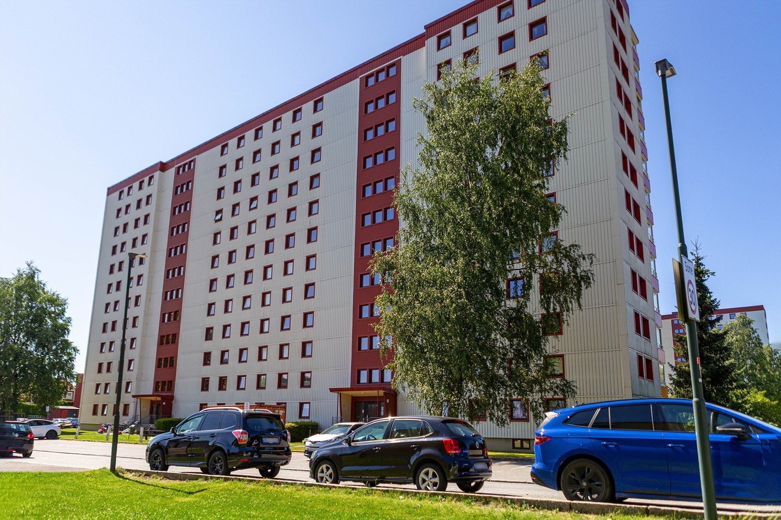 Det er mulighet til å leie parkeringsplass i borettslaget etter venteliste. Ventetid må påregnes. Galleribilde