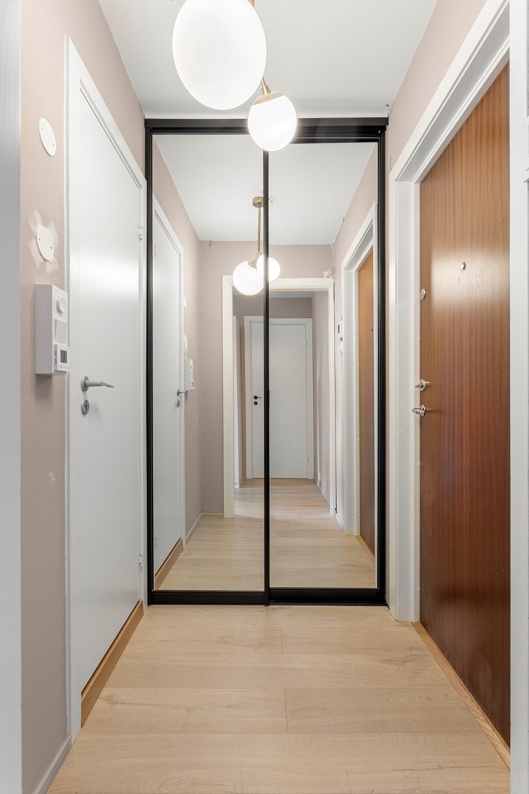 Leilighetens entré er lys og innbydende og gir et meget godt førsteinntrykk av boligen. God plass til oppheng av yttertøy og sko i garderobeskap med speildører. Galleribilde