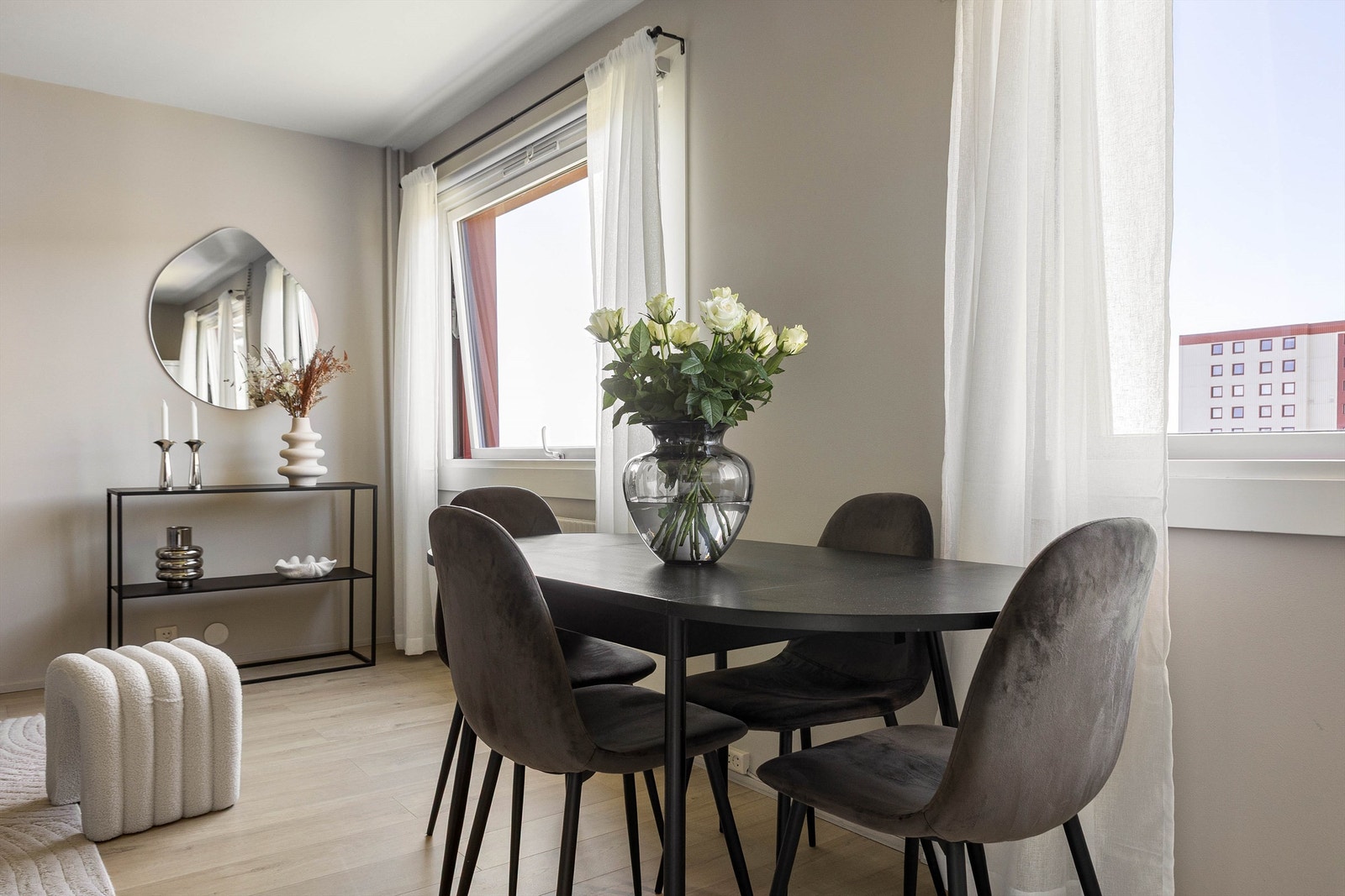 Størrelsen på stuen og planløsningen sørger for en fin og naturlig plass å innrede med spisebord. Galleribilde