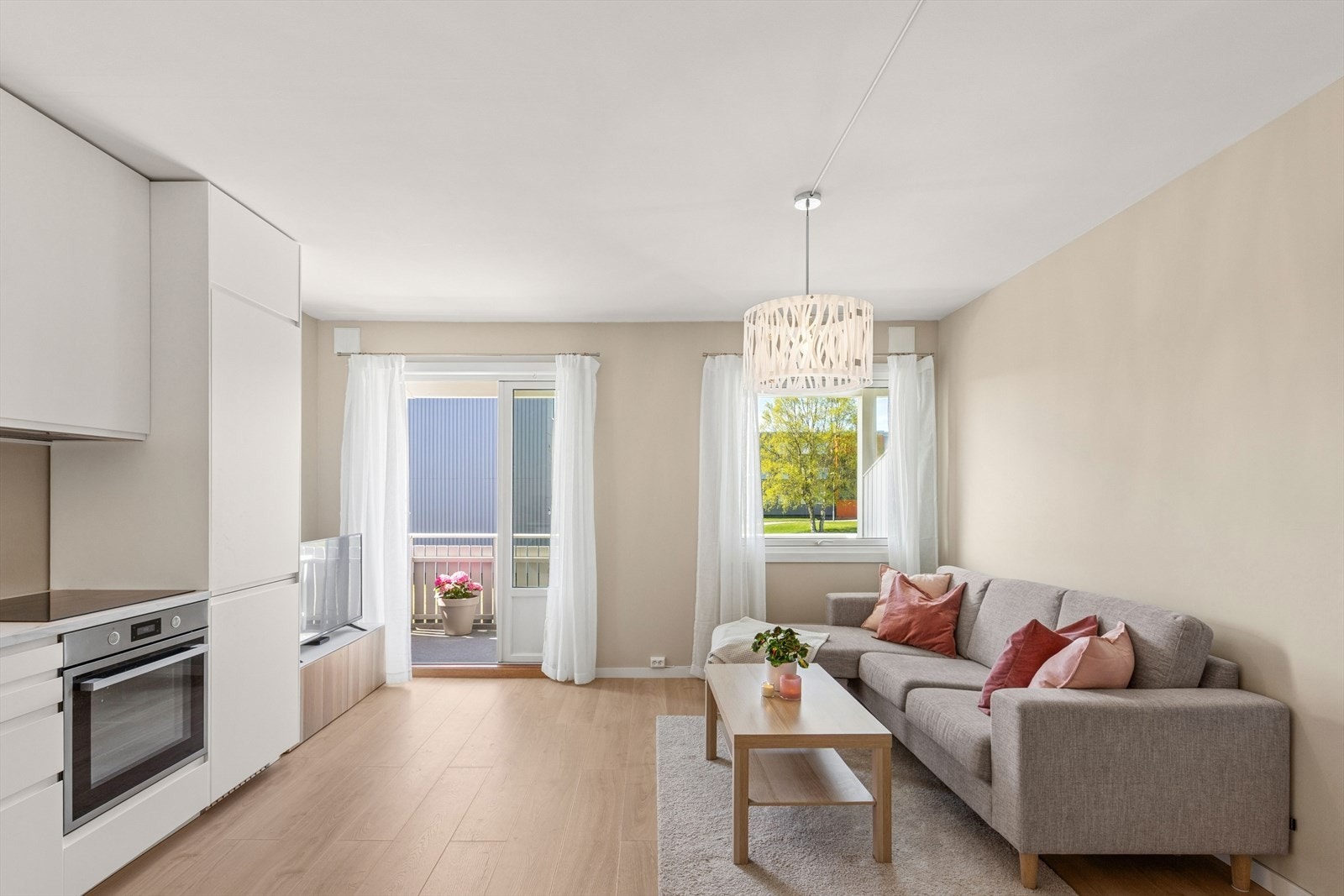 Stuen har plass til en sofagruppe og mediamøbler. Gulvet er belagt med nytt laminat fra 2024. Galleribilde