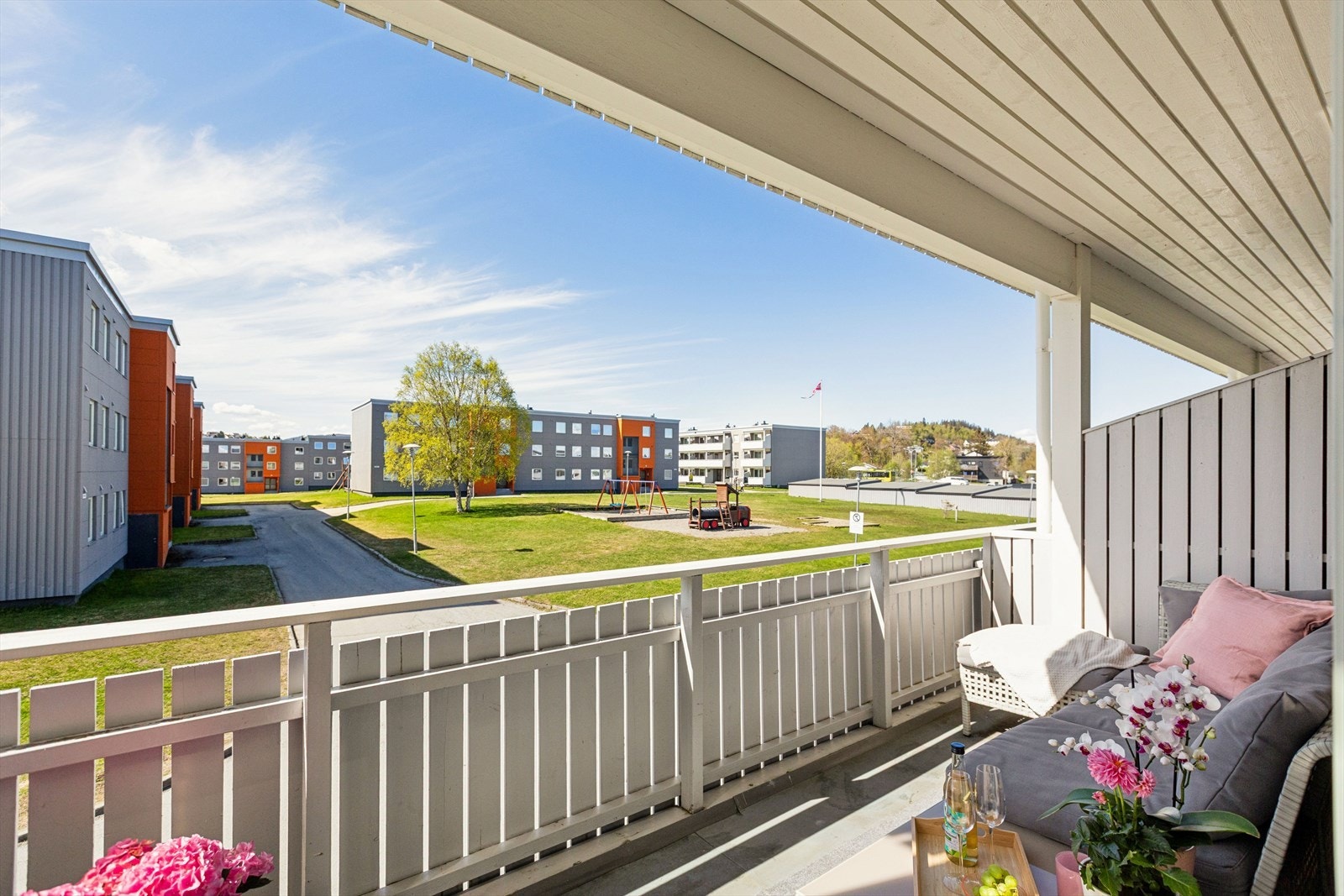 Fra balkongen er det utsikt over borettslagets grønne og rolige fellesområder. Galleribilde