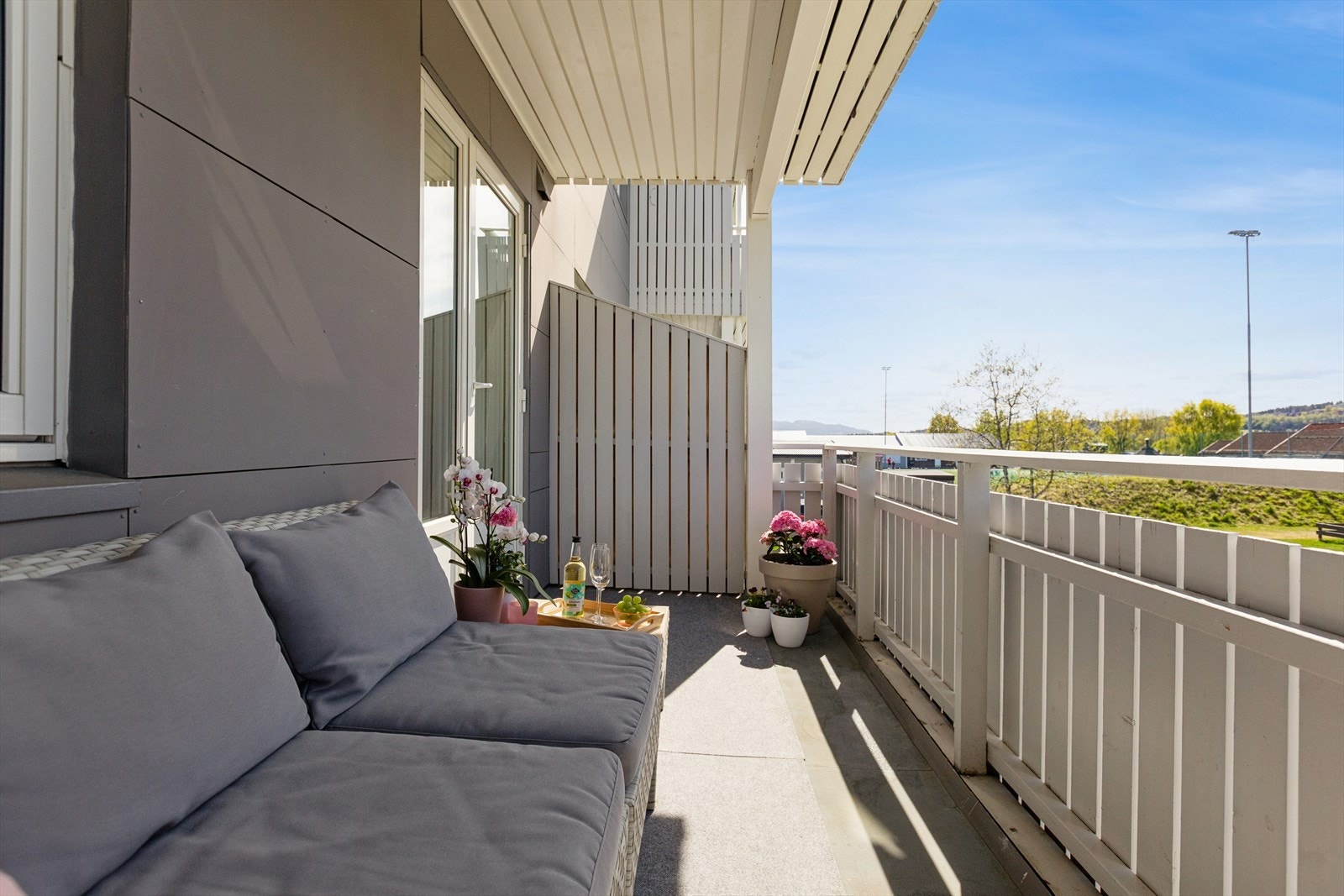 Den vestvendte balkongen har god plass til en sittegruppe og har gode solforhold. Galleribilde