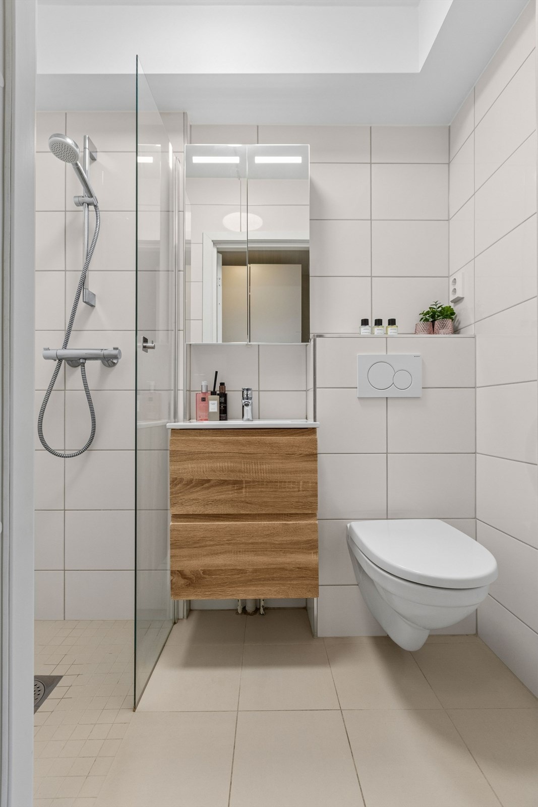 Badet ble oppgradert i 2022 med fliser på gulv og vegger, vegghengt toalett og ny innredning. Galleribilde