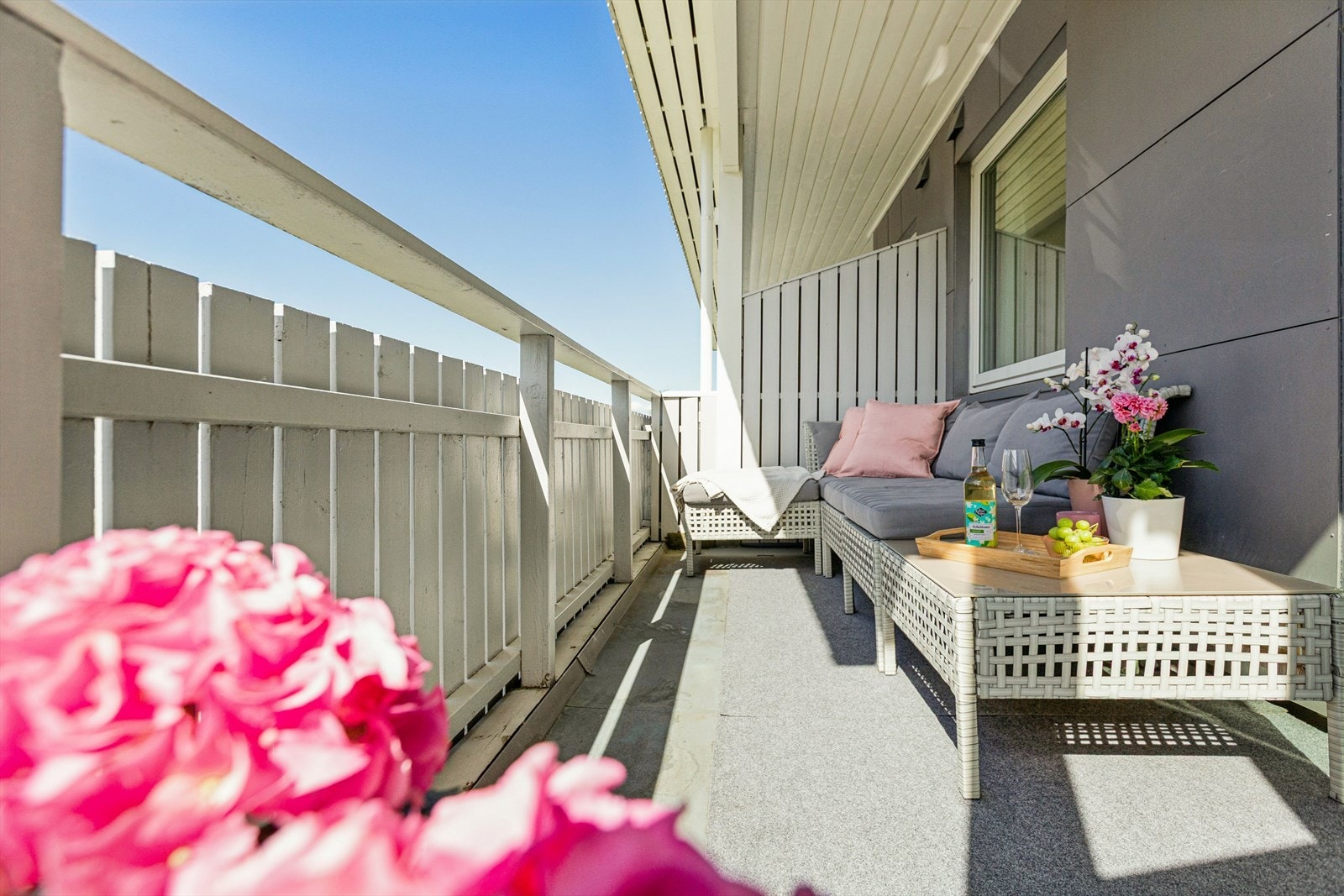 Balkongen gir et fint ekstra uterom i sommerhalvåret. Galleribilde
