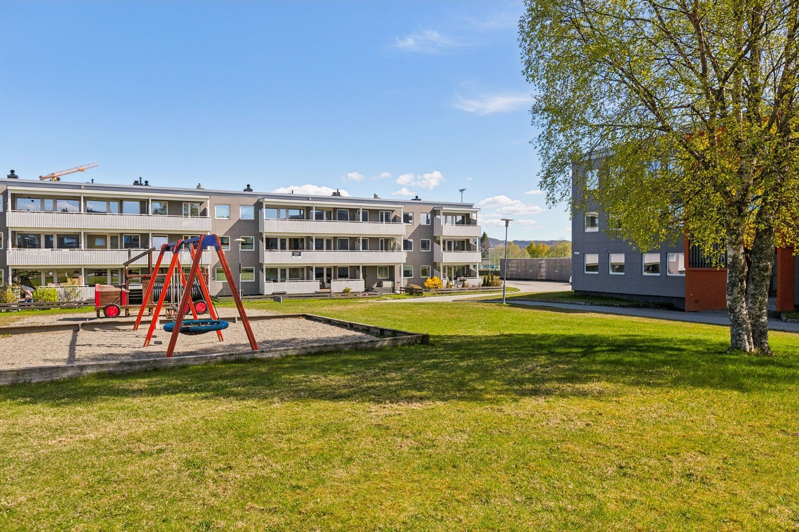 Kort gangavstand til busstopp, dagligvarebutikker og fine turområder i Bymarka. Galleribilde
