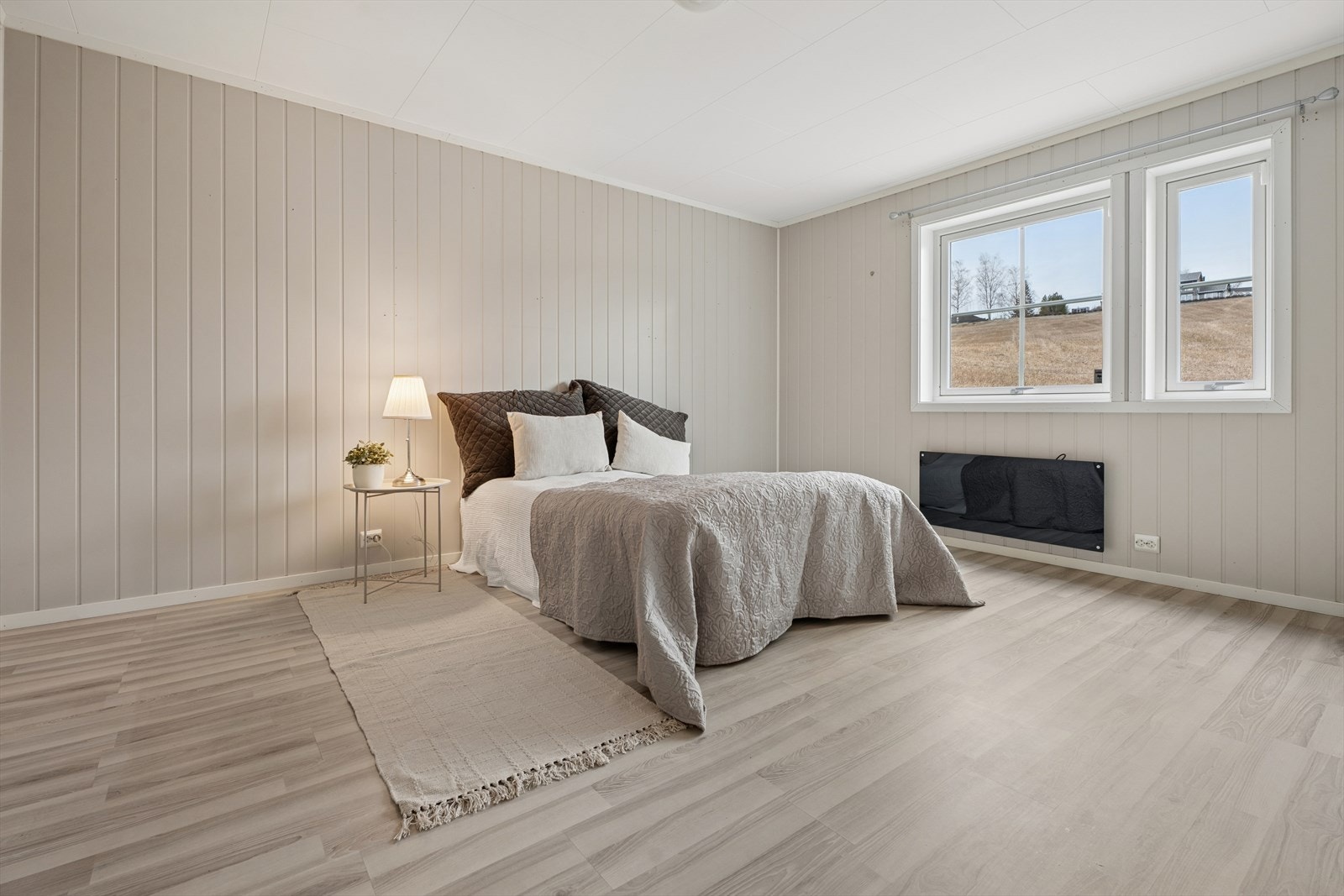 Boligen har tre soverom. Dette er det største, med god plass til dobbeltseng og garderobeløsning. Galleribilde