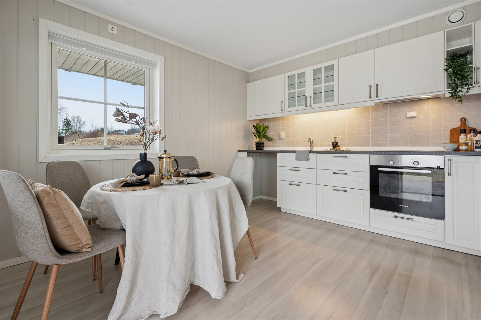Det er avsatt plass til frittstående kjøleskap og oppvaskmaskin. Kjøkkenventilator er montert over koketoppen. Galleribilde