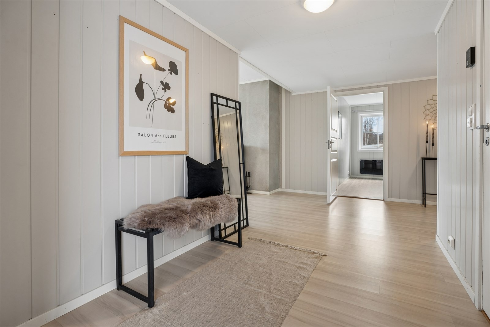 En romslig entré ønsker velkommen og leder videre inn til boligens oppholdsrom. Galleribilde