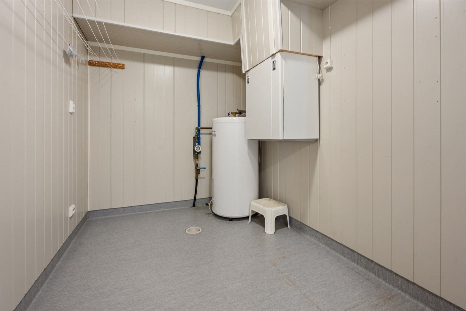 Eget teknisk rom med varmtvannsbereder på ca. 200 liter fra 2016, rør-i-rør-system og hovedstoppekran. Galleribilde