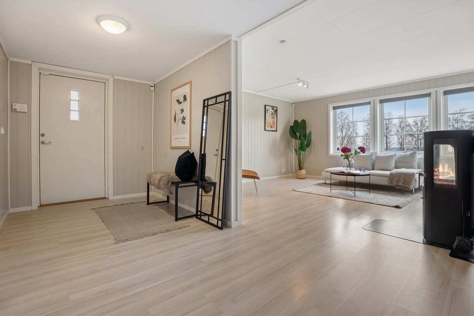 Fra inngangspartiet får du et umiddelbart inntrykk av boligens åpne og gjennomgående planløsning. Galleribilde