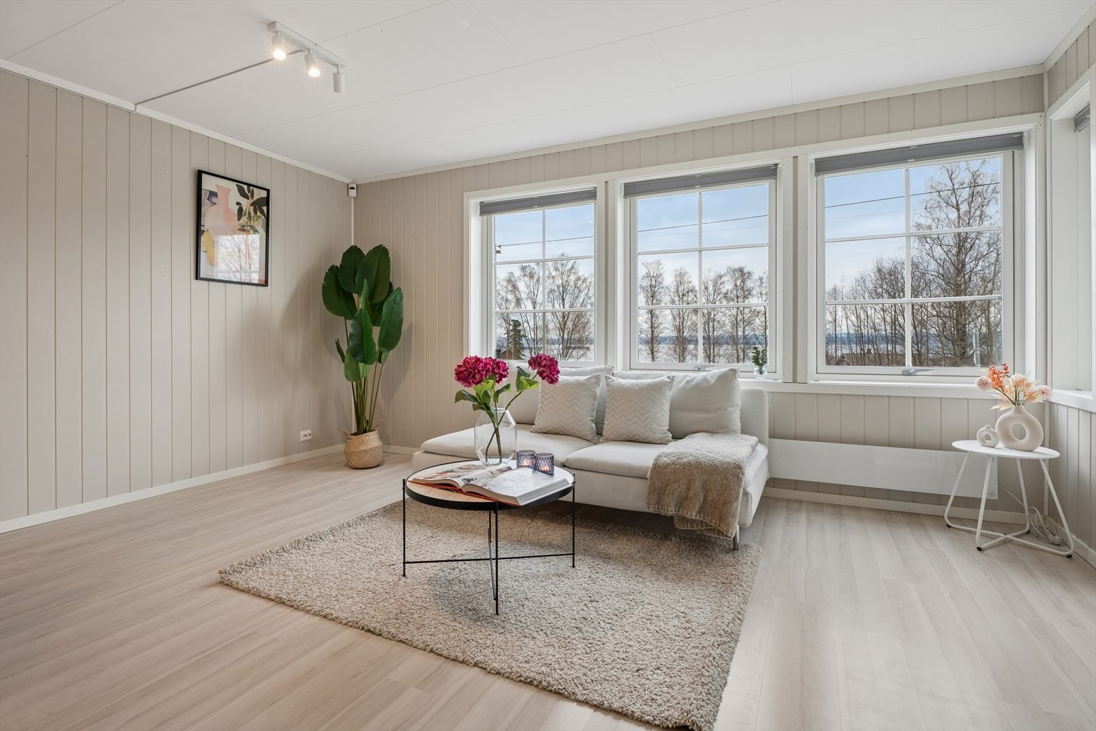 De store vindusflatene består av 3-lags isolerglass, som bidrar til god energieffektivitet. Galleribilde