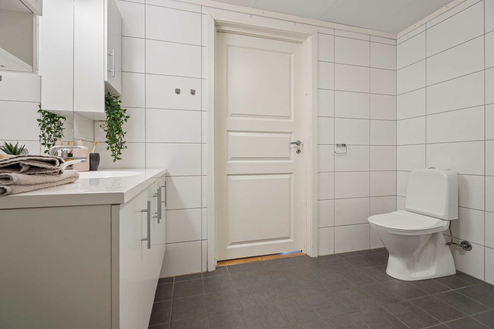 Her er det varme i gulvet for økt komfort. Badet har også gulvmontert toalett og mekanisk avtrekk. Galleribilde