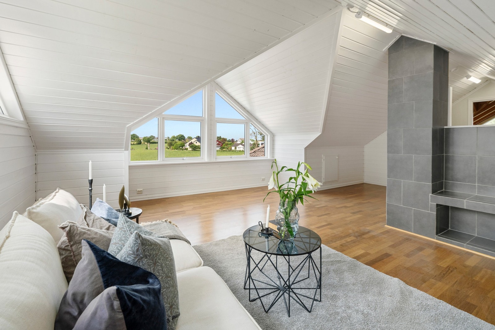 Lys og stor loftetasje med fleksible bruksmuligheter. Galleribilde