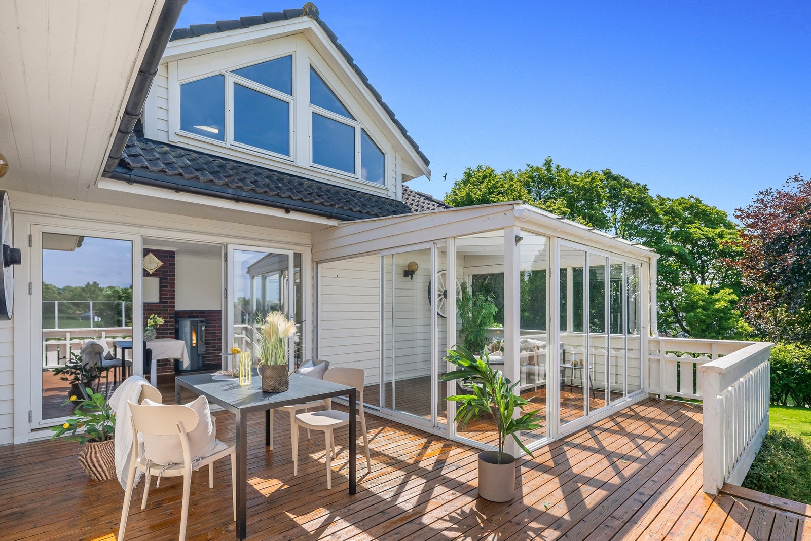 De store terrasseområdene skaper en naturlig forlengelse av boligen og innbyr til lange sommerdager med familie og venner. Galleribilde