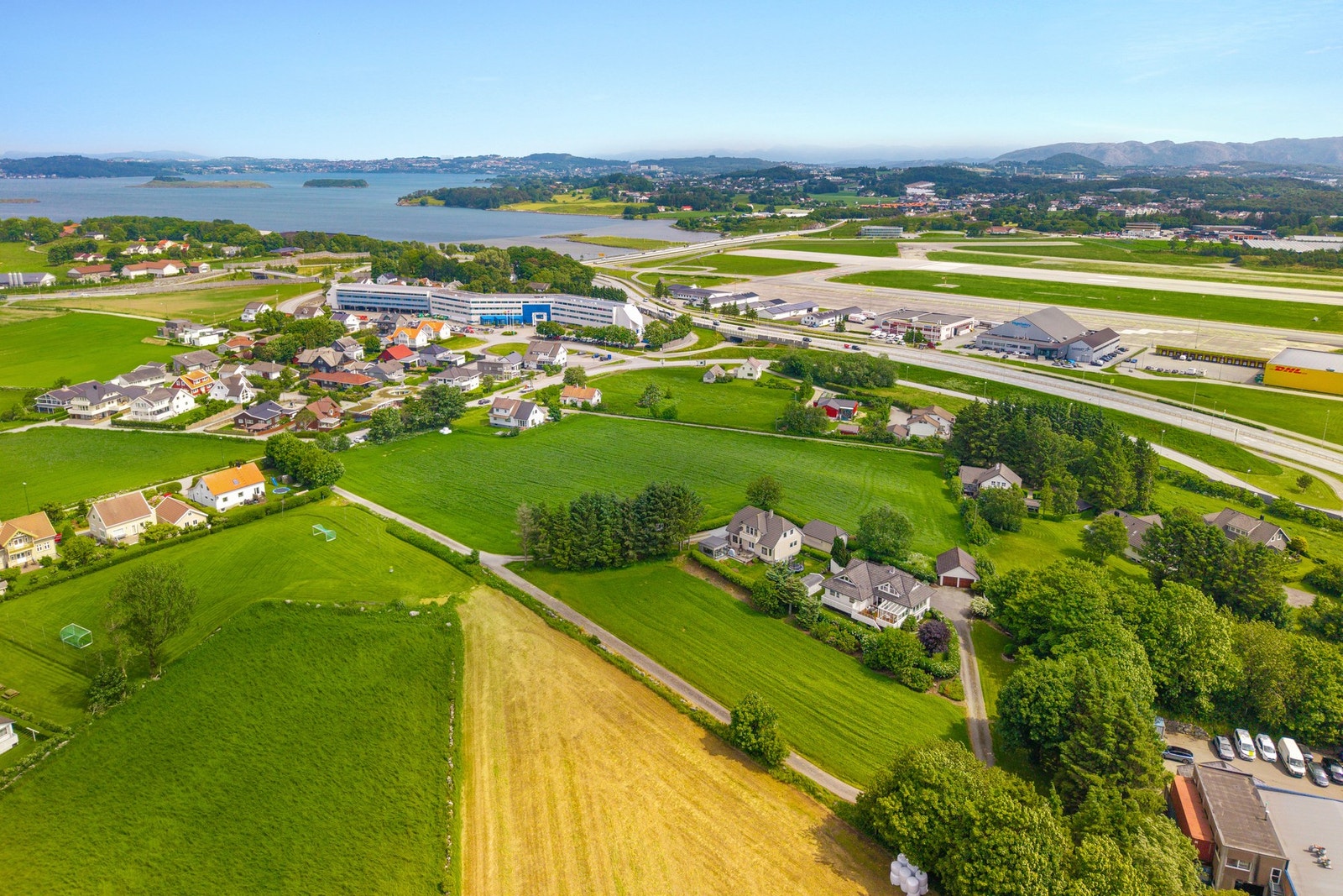 Boligen har en attraktiv og sentral beliggenhet langs Nordsjøvegen i Sola kommune, i et etablert og familievennlig område. Her bor du med kort vei til både sjø, flotte friområder og et godt utvalg av servicetilbud, samtidig som hverdagen oppleves rolig og Galleribilde