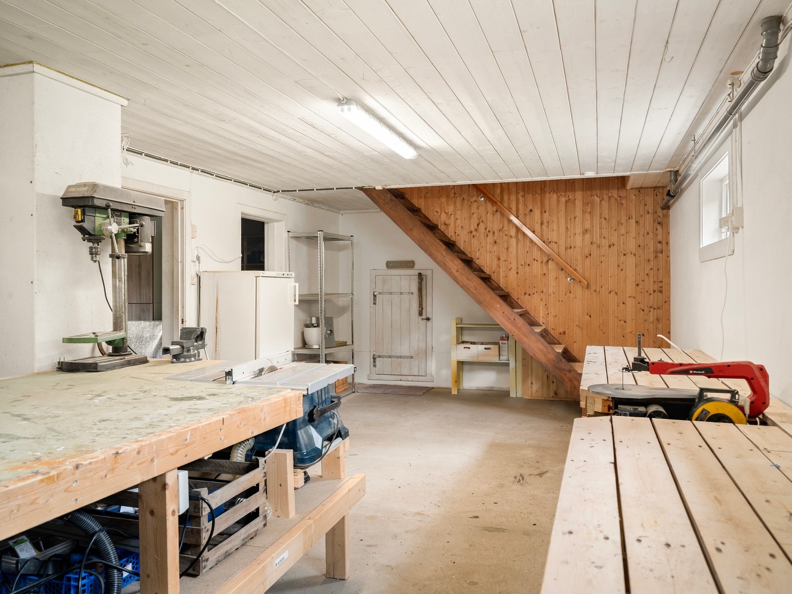 Dette er en praktisk kjeller med flere boder og oppbevaringsrom, arbeidsbenk for den som liker å snekre og et skafferi for den som liker å høste.
Kjelleren har også egen utgang til hagen. Galleribilde