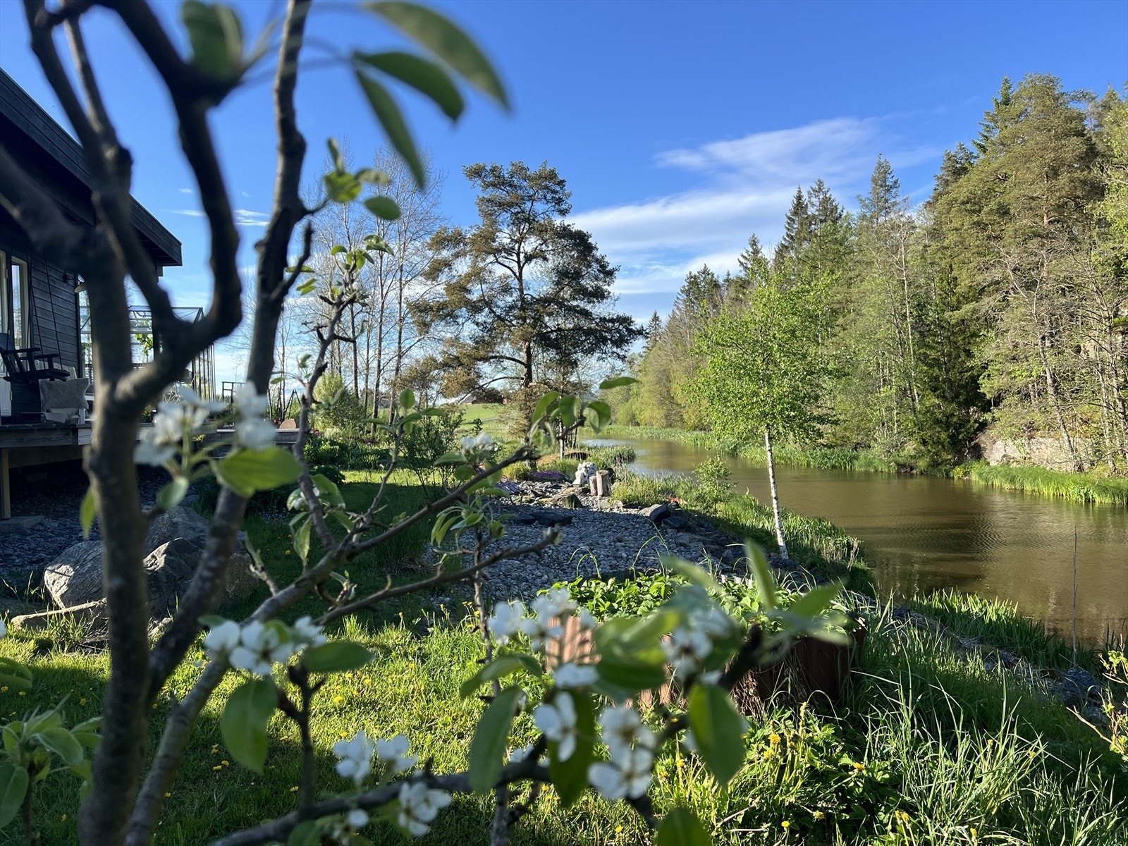 Elven renner langs eiendommen. Det følger med en liten båt med årer, til små naturopplevelser på vannet. Galleribilde