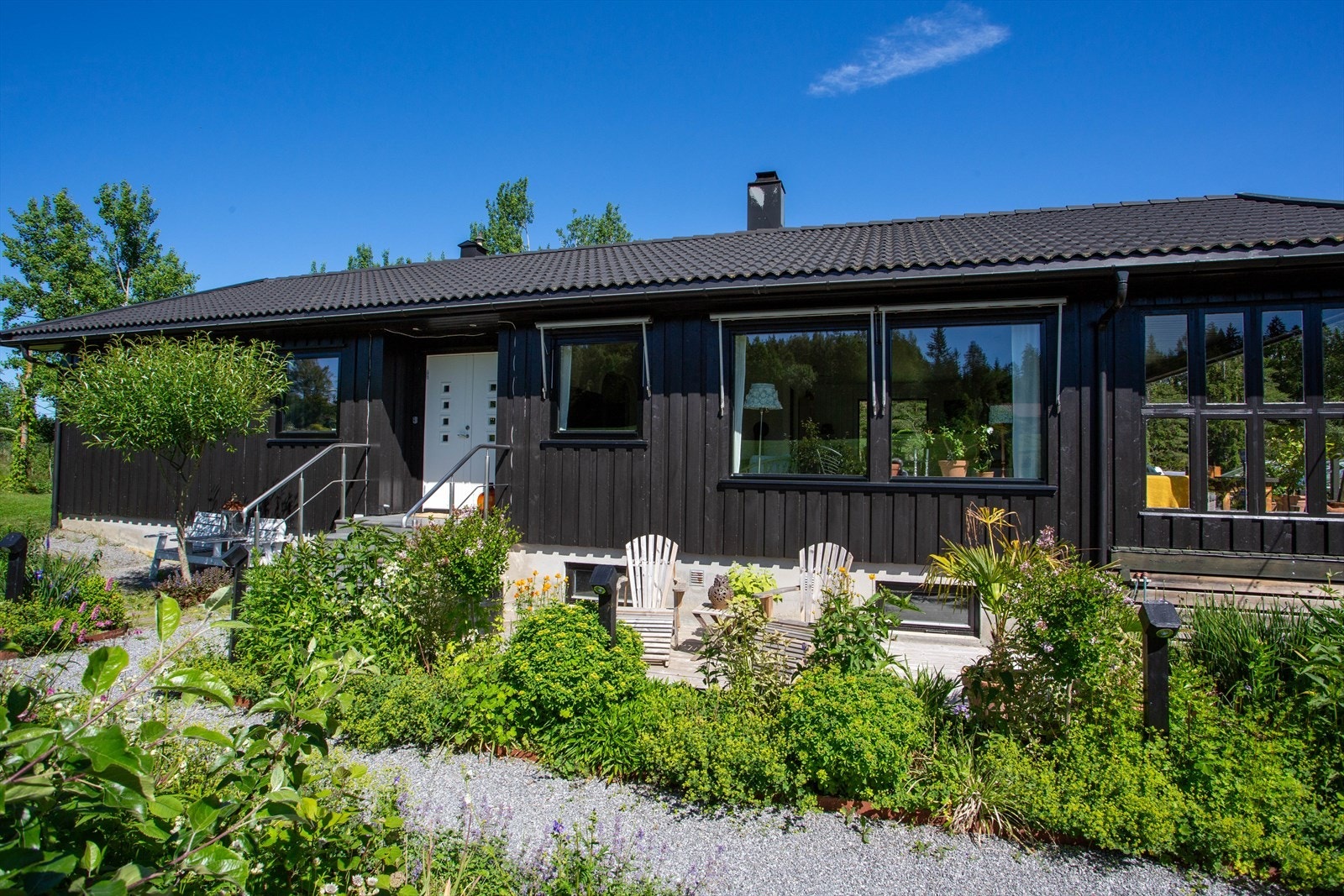 (Stolene foran huset medfølger.) Galleribilde
