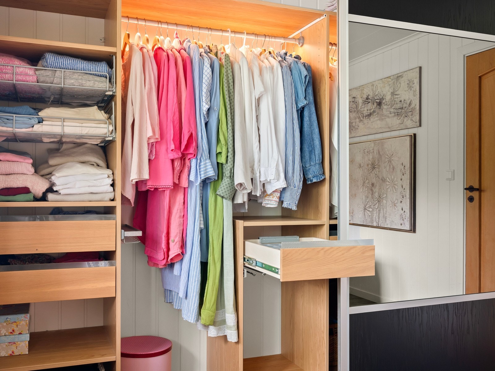 Hovedsoverommet har skyvedørsgarderobe langs med veggen, og egen utgang til en overbygd balkong. Galleribilde