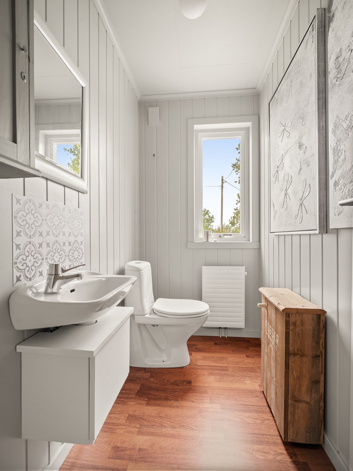 Toalettrommet har laminat på gulv og panelplater på vegg, himlingsplater i tak.
Rommet er innredet med en servant innredning og en frittstående wc. Galleribilde