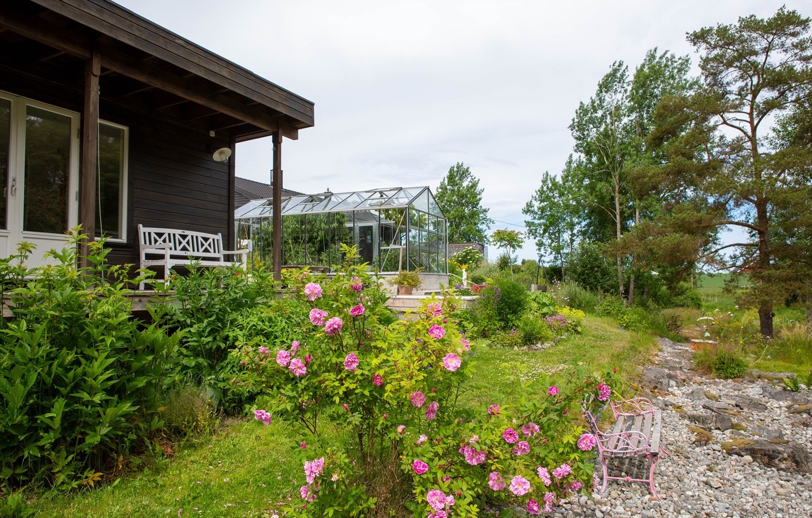 Beplantningen er sammensatt på en måte som gir både struktur og frodighet, med kontinuerlig blomstring og vakre fargespill fra vår til høst. Galleribilde
