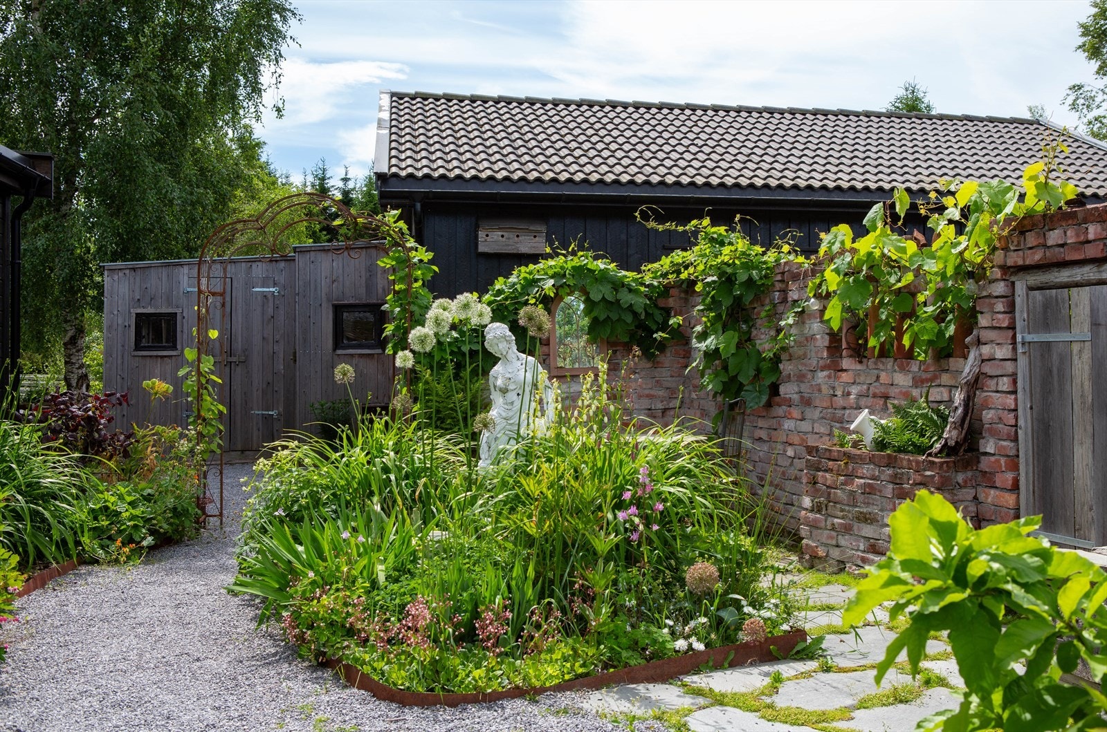 Hagen byr på romslige og solrike områder med rikelig boltreplass for både barn og voksne, samtidig som den inneholder flere lune soner hvor man kan trekke seg tilbake og nyte rolige stunder i naturskjønne omgivelser. Galleribilde