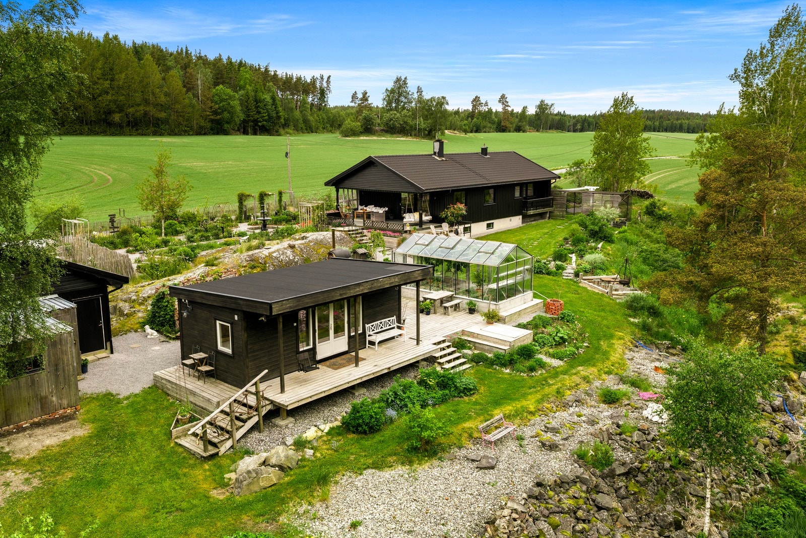 Et koselig anneks er satt opp mot elven. Her kan man oppleve dyreliv på nært hold, og samtidig nyte naturens ro. Galleribilde