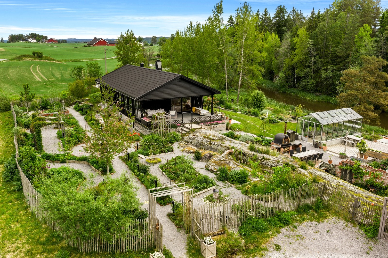 På eiendommen er det lagt ned et betydelig arbeid over tid - med både kunnskap, lidenskap og omtanke - for å utvikle en frodig og harmonisk hage som gir glede gjennom hele sesongen, år etter år. Galleribilde