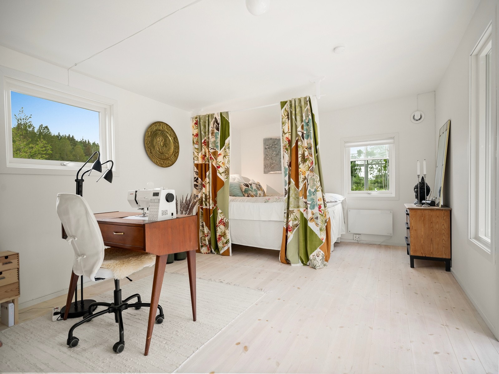 Annekset er i dag benyttet som kontor/soverom. Det er en terrasse på ca. 31 kvm som gir rom for gode sittemuligheter rundt annekset. Galleribilde