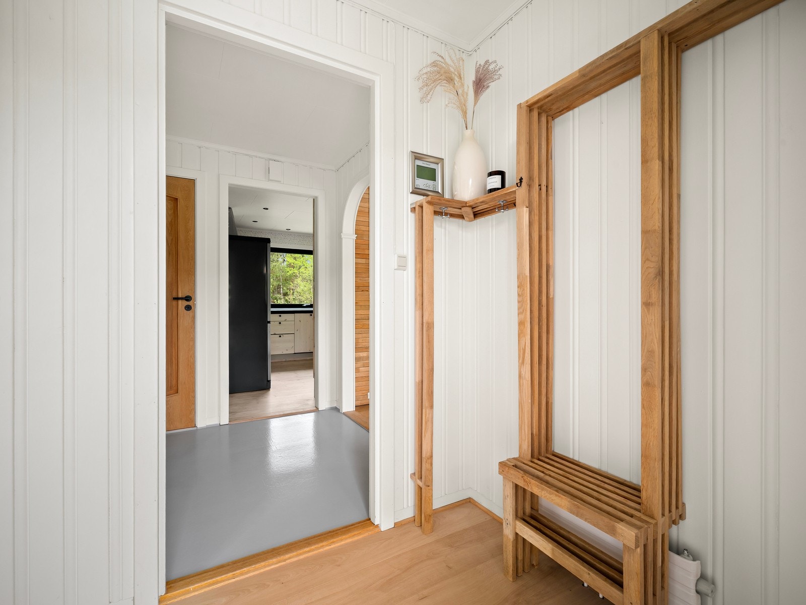 Entréen har en praktisk løsning for å henge fra seg jakker og sette fra seg sko. Galleribilde