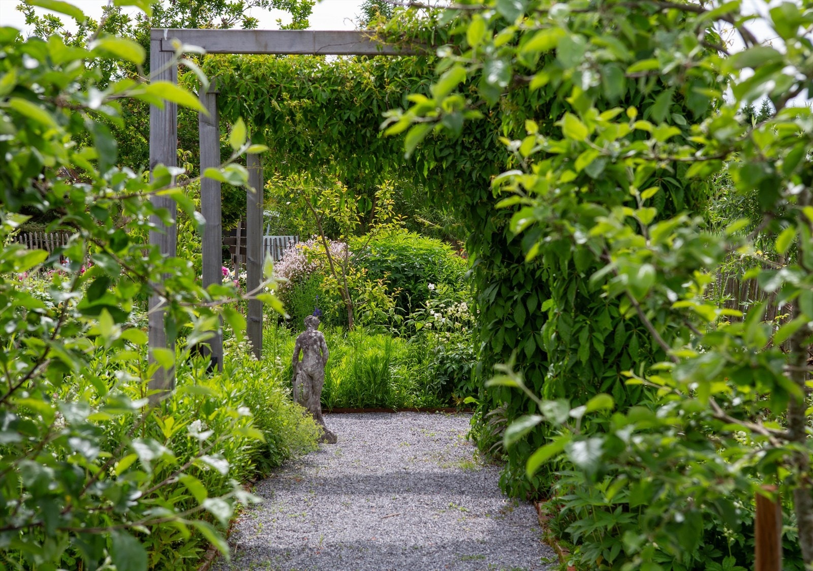 Beplantningen er sammensatt på en måte som gir både struktur og frodighet, med kontinuerlig blomstring og vakre fargespill fra vår til høst. Galleribilde