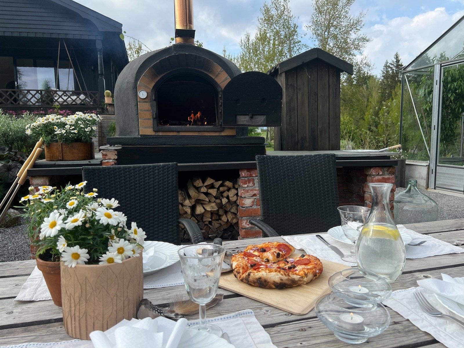 For den sosiale og matglade byr eiendommen på en egen tilrettelagt spiseplass med pizzaovn, som gir en ekstra dimensjon til utelivet. Galleribilde