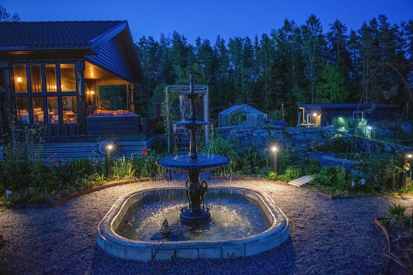 (Selgers bilde) Fra eiendommen er det kort vei til flotte turområder, skogsterreng og flere bade- og fiskevann, blant annet Rørvannet og Kolbjørnsviksjøen. Dette gir gode muligheter for aktiviteter som turer, sykling, jakt, fiske og bading i naturskjønne Galleribilde