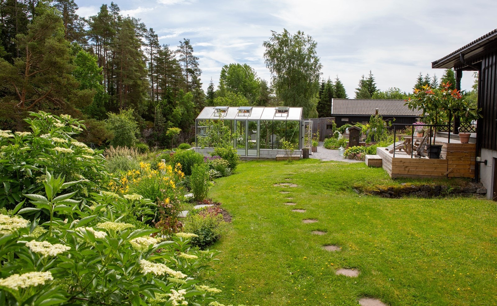 Sammen med blomster og frukttrær er det også fuglebad og vannspeil som sammen skaper en levende, harmonisk og eventyrlig hageopplevelse. Galleribilde