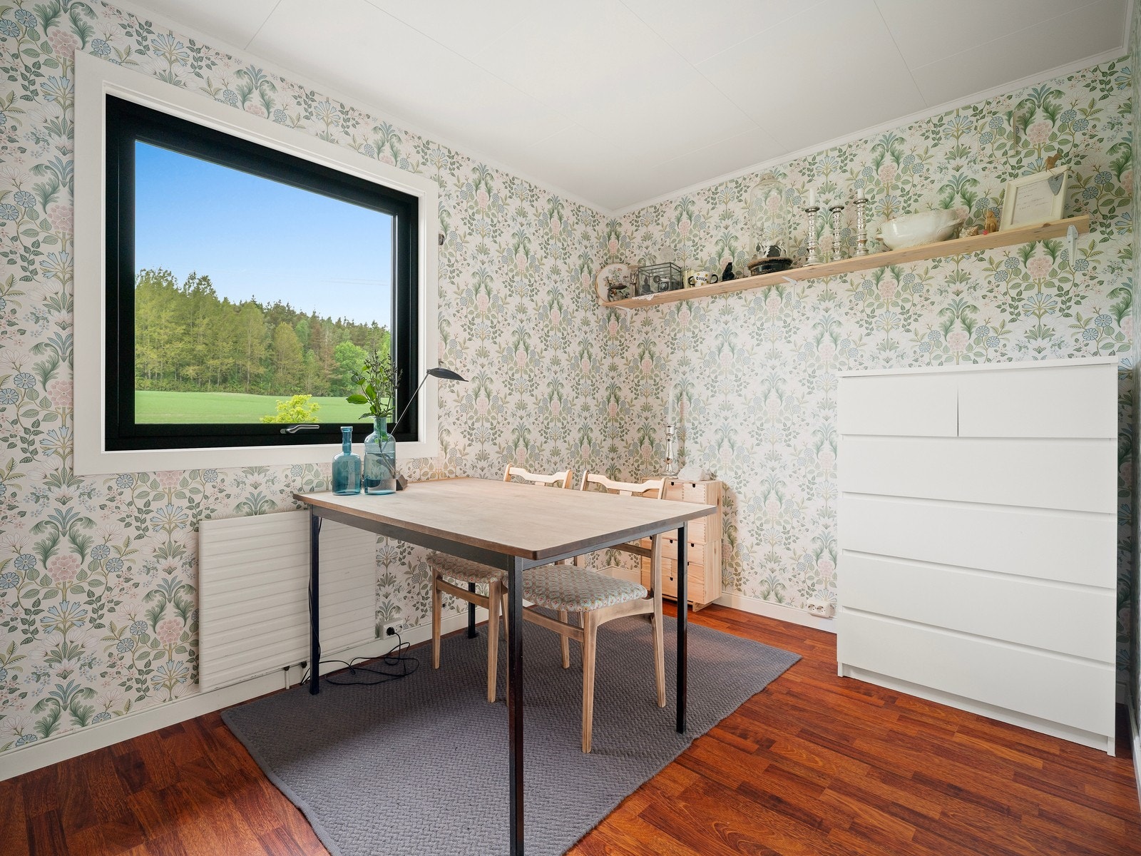 Soverommene har godt med areal for dobbeltseng og nattbord, samt garderobeskap. Galleribilde