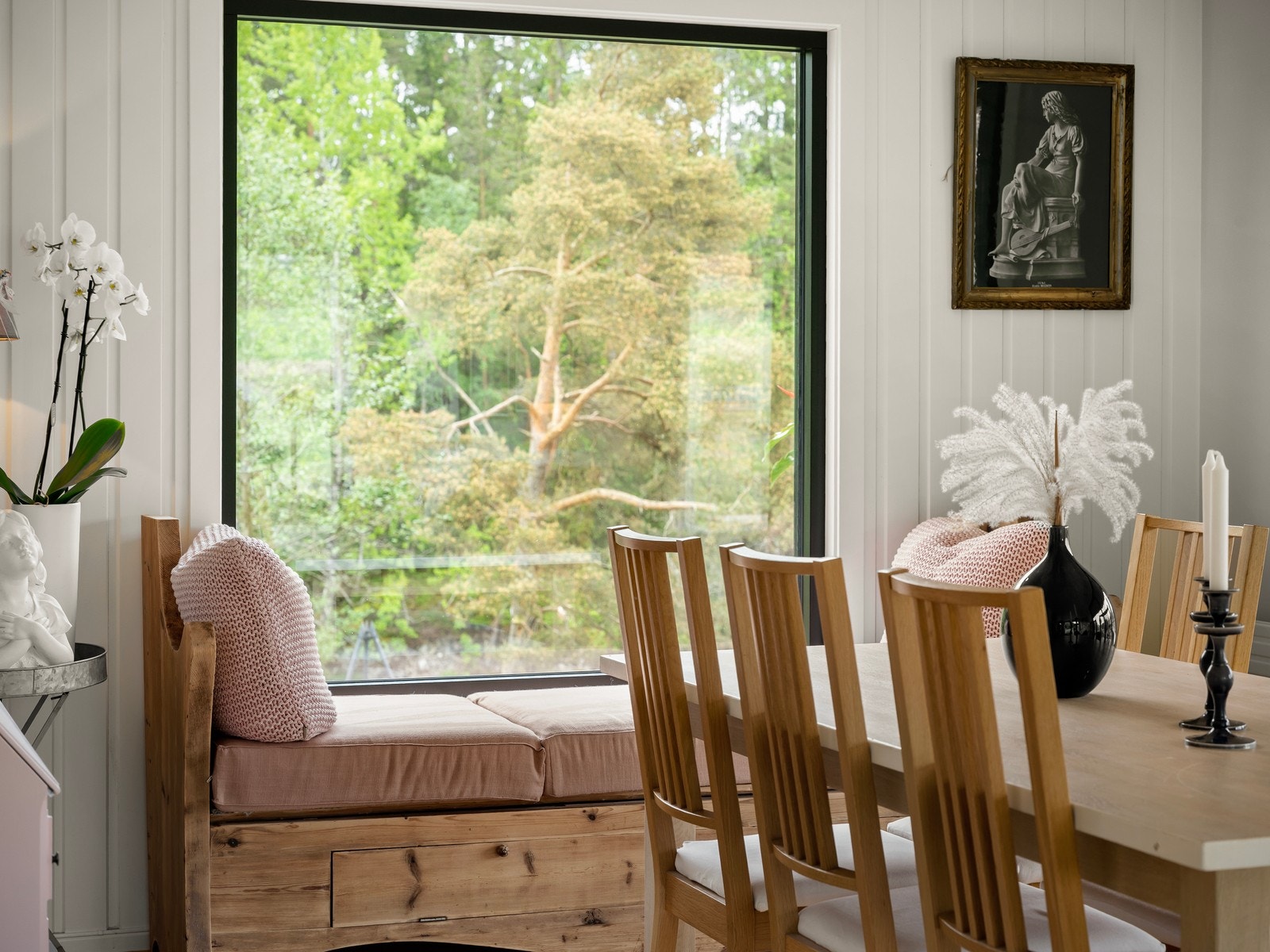 Store vindusflater gir deg gleden av både gode lysforhold og et idyllisk utsyn. Galleribilde