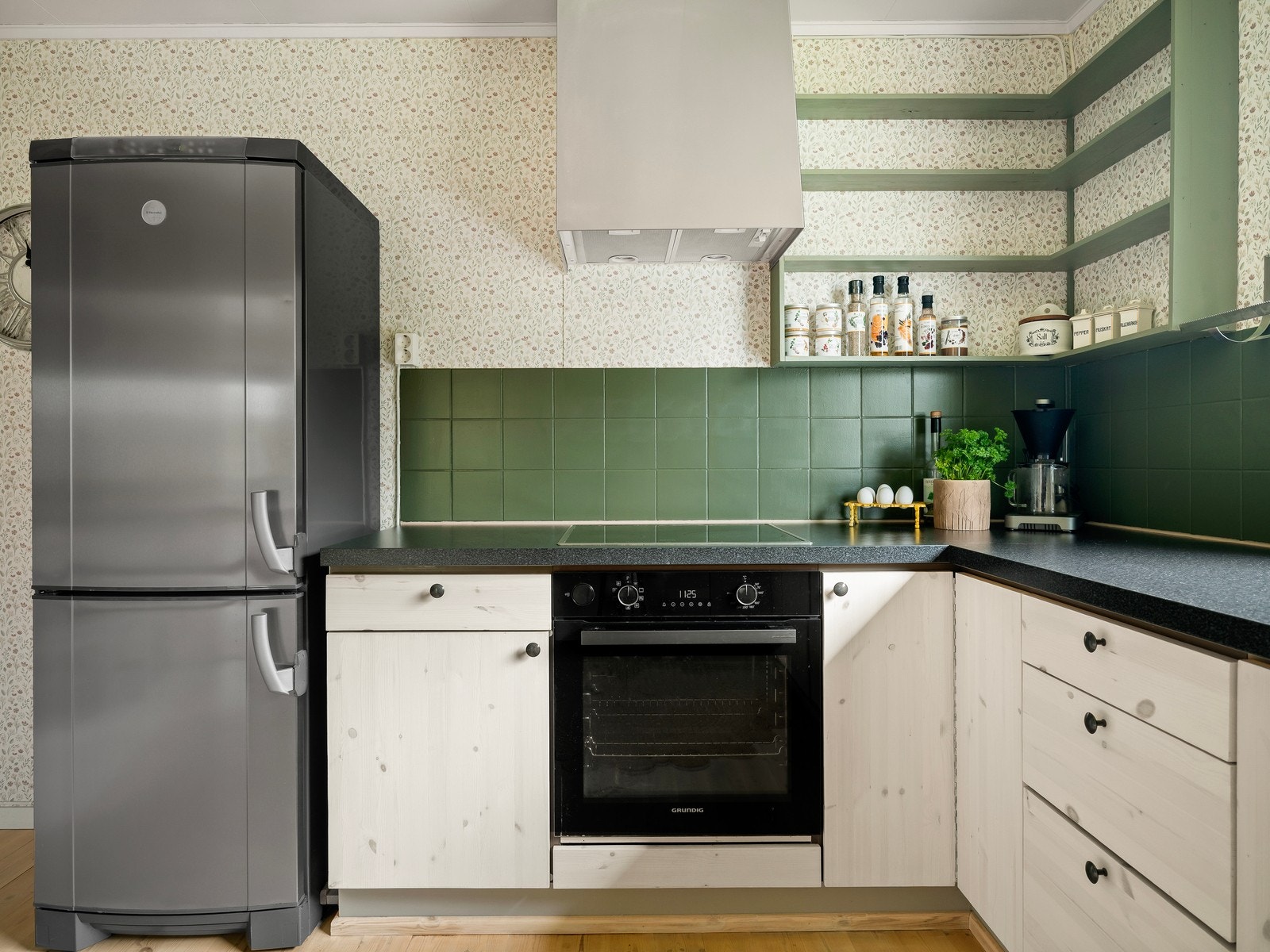 Det er kjøl/fryseskap, oppvaskmaskin, platetopp og stekeovn. Et velholdt og funksjonelt kjøkken med gode oppbevaringsmuligheter. Galleribilde