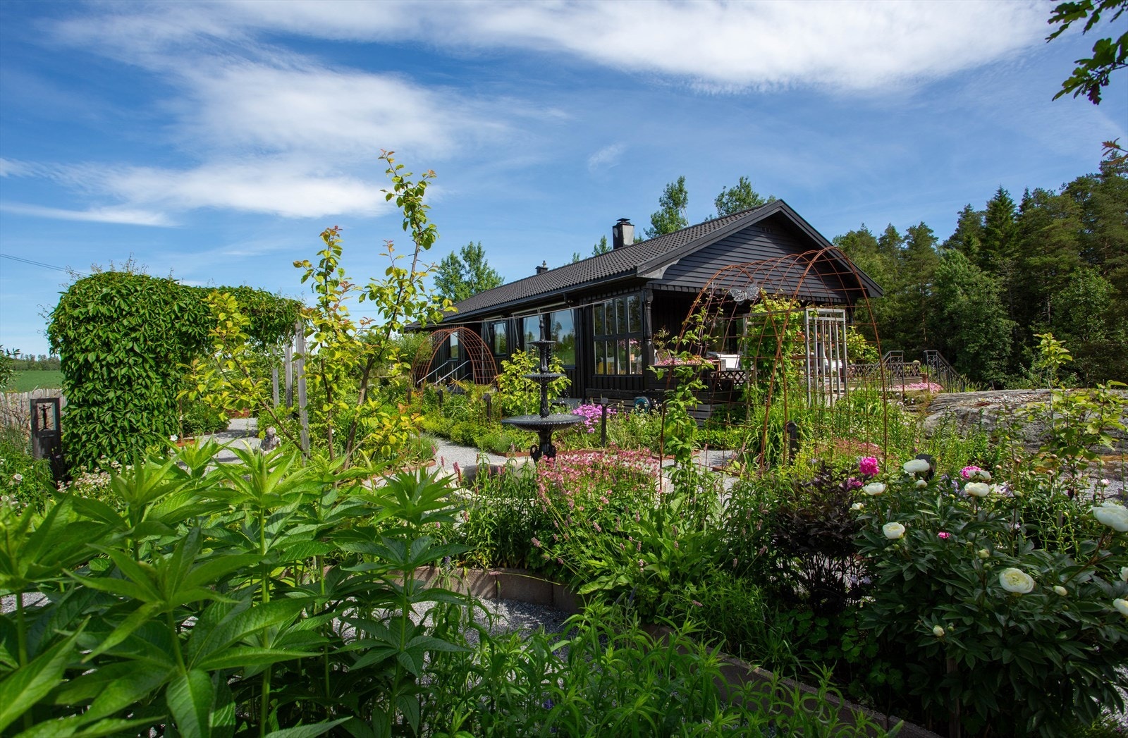 Her får du en sjelden eiendom ved elven - en privat og solrik oase. Mye plass for dyrking av grønnsaker til eget bruk. Her er også asparges og bærbusker i tillegg til drueplanter. Galleribilde