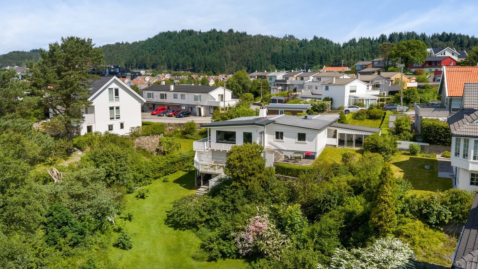 Velkommen til Lyngvegen 29 - En arkitekttegnet og innholdsrik enebolig med praktisk planløsning, flotte uteområder, hagestue og to garasjer! Galleribilde