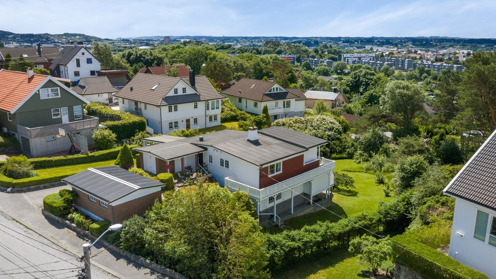 Eiendommen har en svært attraktiv beliggenhet i et etablert og familievennlig boligområde, sentralt på Porshaug. Fantastisk utsikt mot vest! Galleribilde