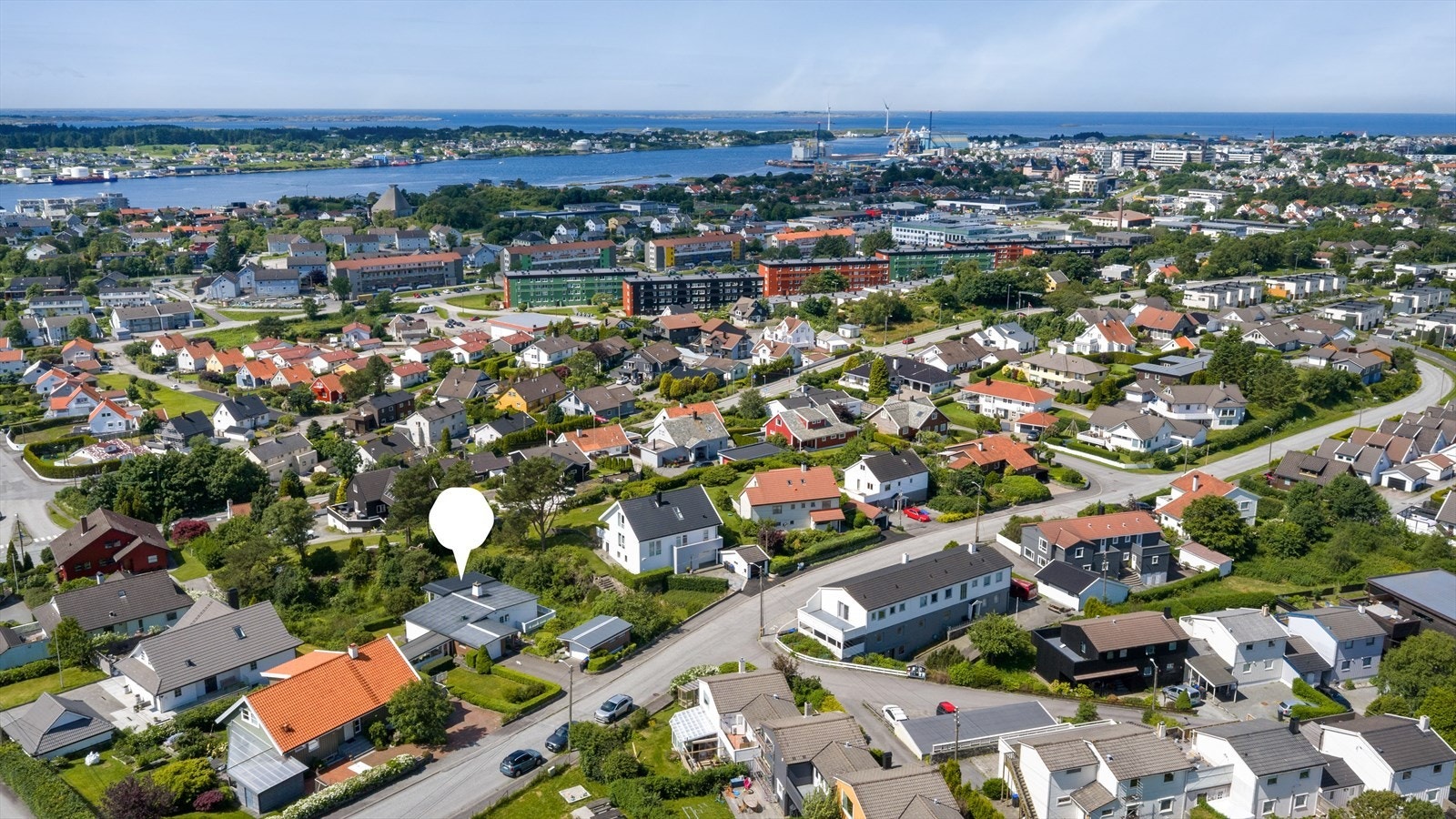 Fra Lyngvegen er det også kort vei til sentrum med alle byens fasiliteter, samt Raglamyr og Amandasenteret. Galleribilde