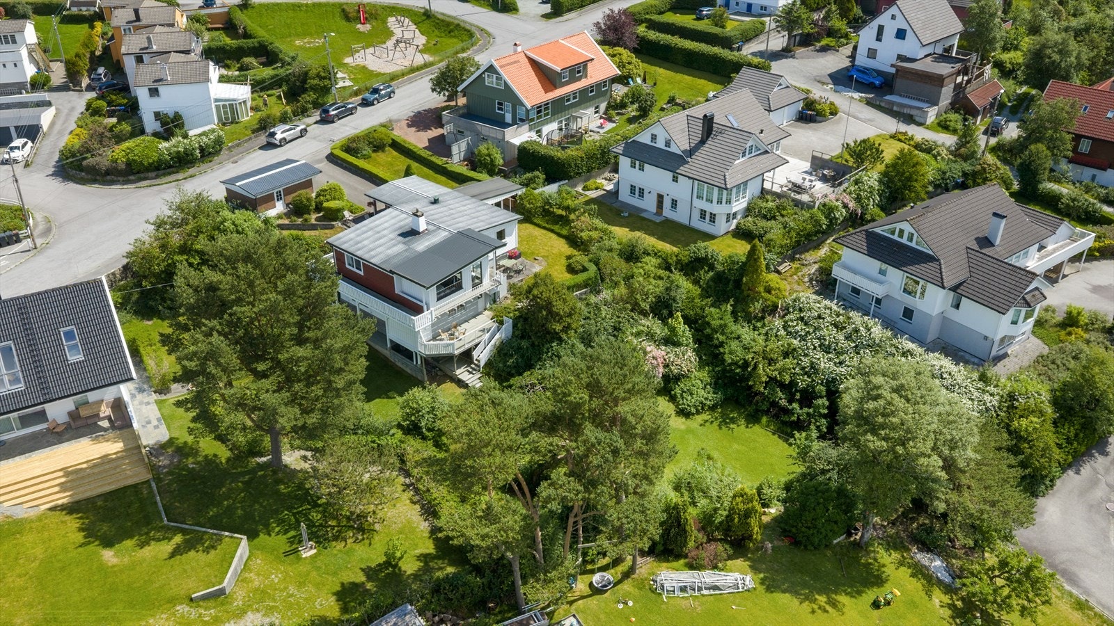 Rolig nabolag, perfekt for barnefamilier, med nærhet til alt man trenger i hverdagen. Den trivelige lekeparken kan sees i bakkant av eiendommen. Galleribilde
