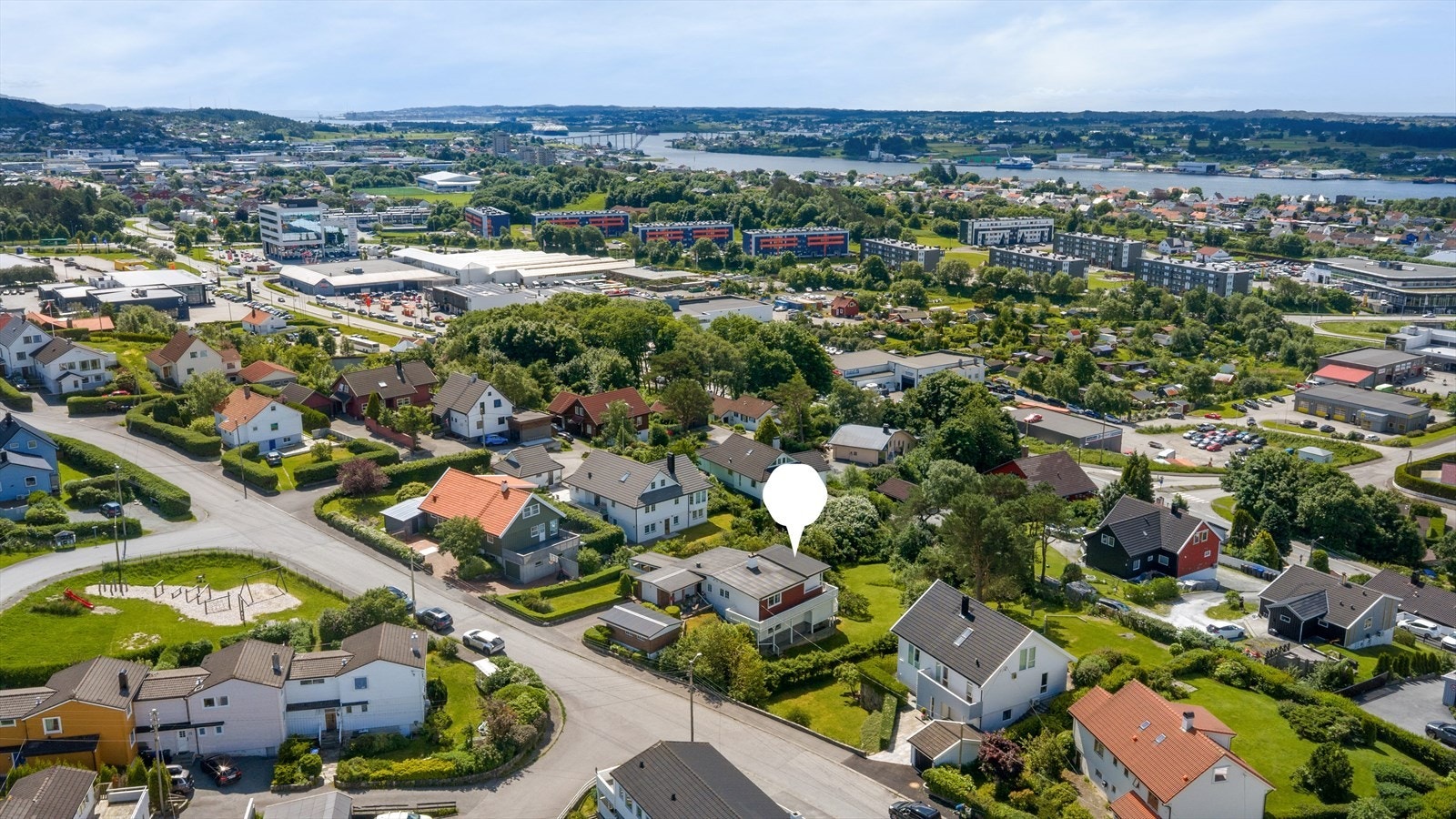 Det er kort vei til skoler, barnehager, dagligvarebutikker og gode bussforbindelser. Rossabø skole (1.-7. kl.) ligger ca. 10 minutters gange fra eiendommen. Nærmeste barnehage er Lysskar barnehage, ca. 6 minutter til fots fra boligen. Galleribilde