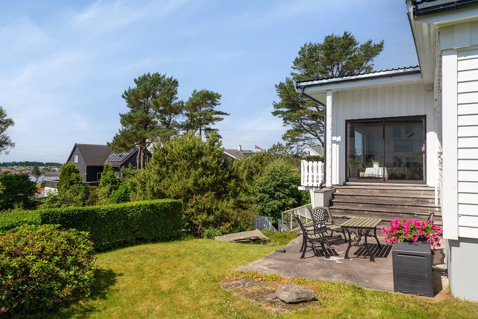 Fra stuen er det utgang til nydelig, solrik uteplass hvor dere kan nyte fine sommerdager. Galleribilde