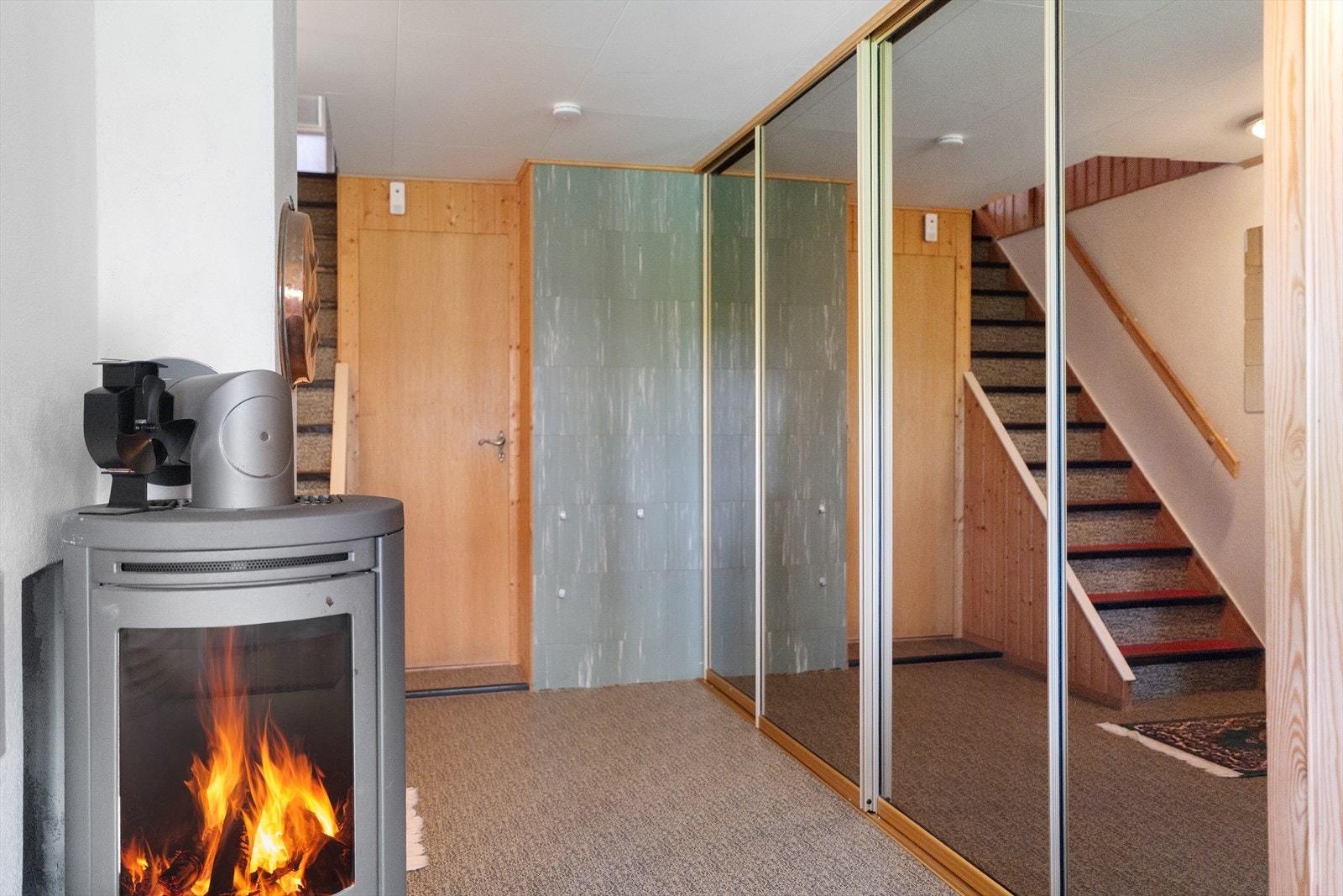Underetasjen nås via trappen fra gangen i hovedetasjen. Etasjen har kjellerstue med peis, entré/gang med peisovn, toalettrom, et rom innredet som soverom (ikke godkjent), bod og et uinnredet kjellerrom. Galleribilde