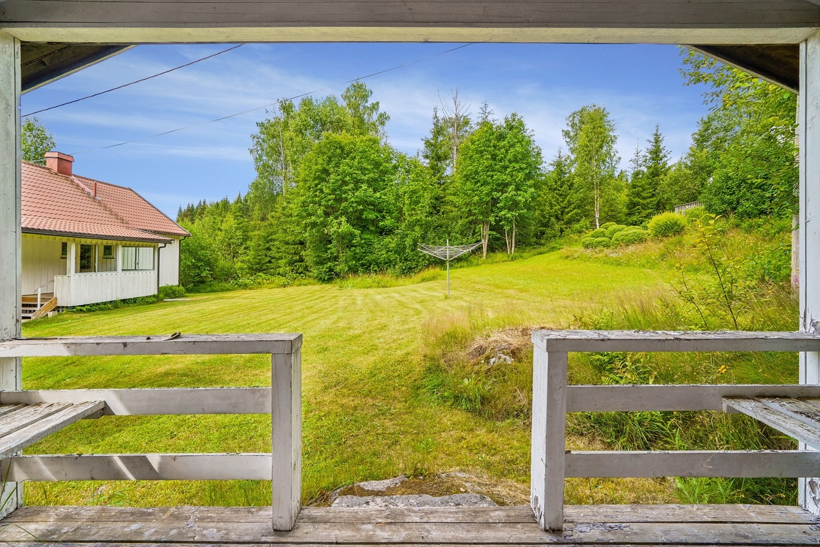 Fra den overbygde terrassen ved bua/annekset er det utsikt over eiendommen. Galleribilde