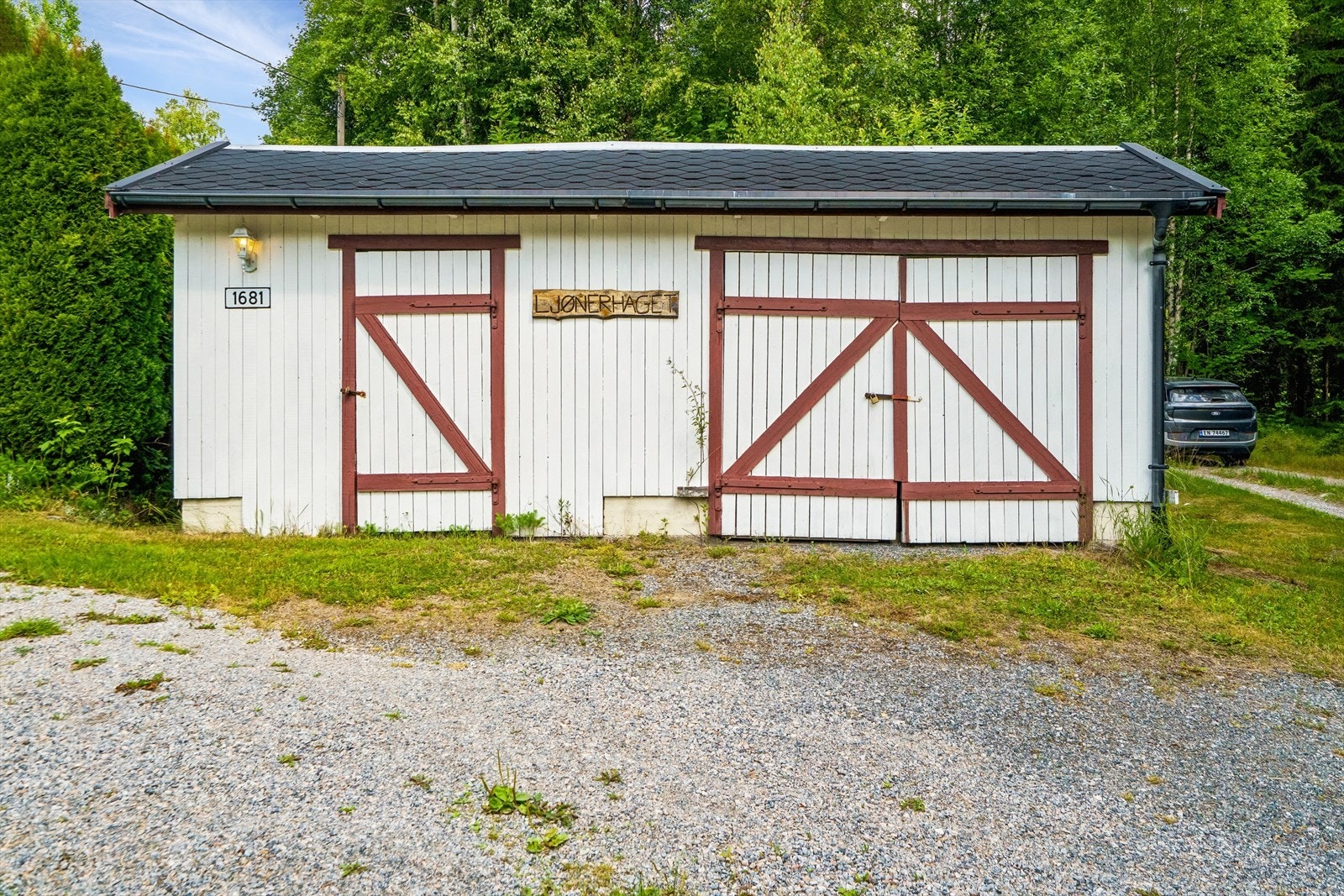 Frittstående garasjebygg på 34 m² med god plass til bil og redskaper. Galleribilde
