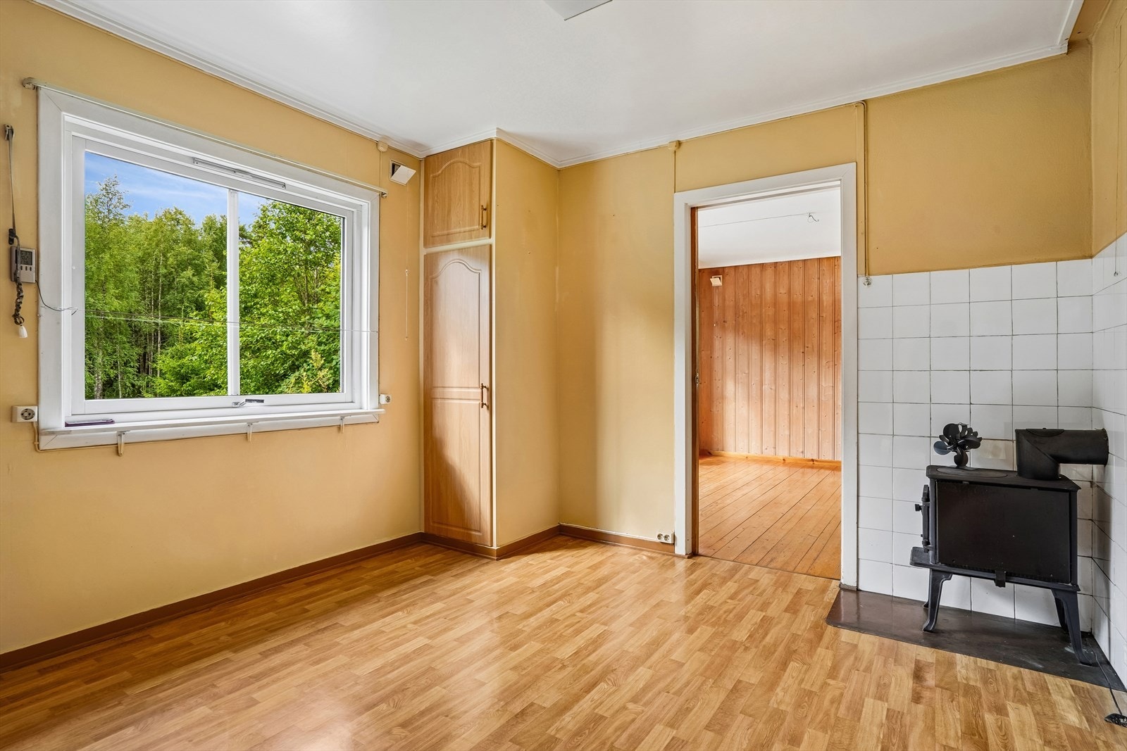 En vedovn på kjøkkenet gir både varme og en sjarmerende detalj. Galleribilde